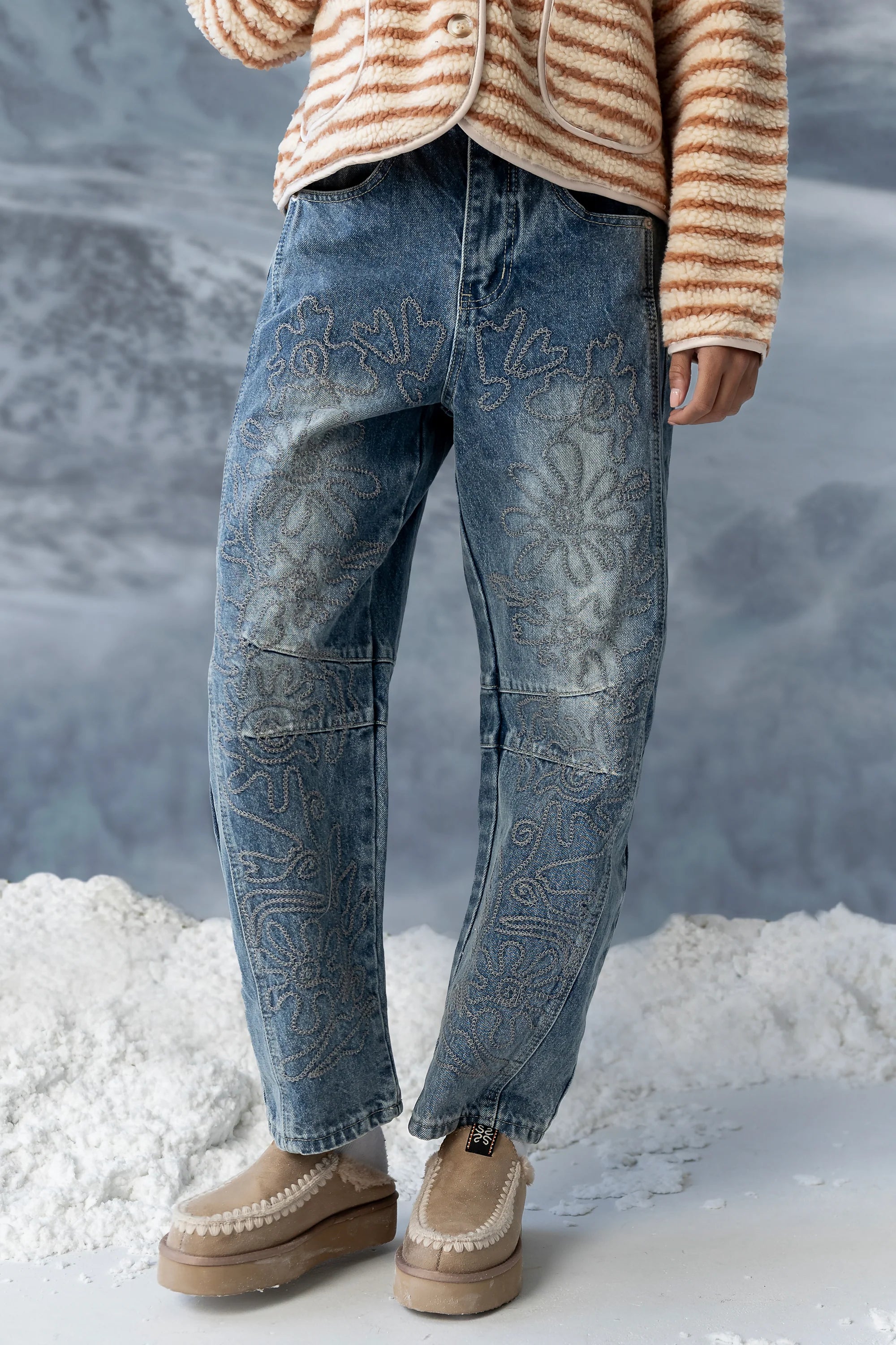 Embroidered Barrel Jeans in Medium Wash D9404