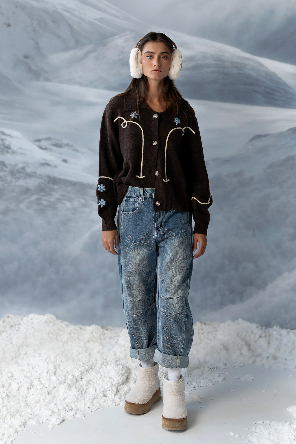 Embroidered Barrel Jeans in Medium Wash D9404
