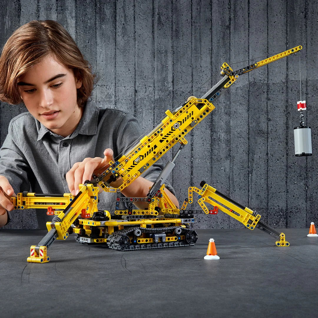 Compact Crawler Crane Construction Model Set (920 Pieces) F21220